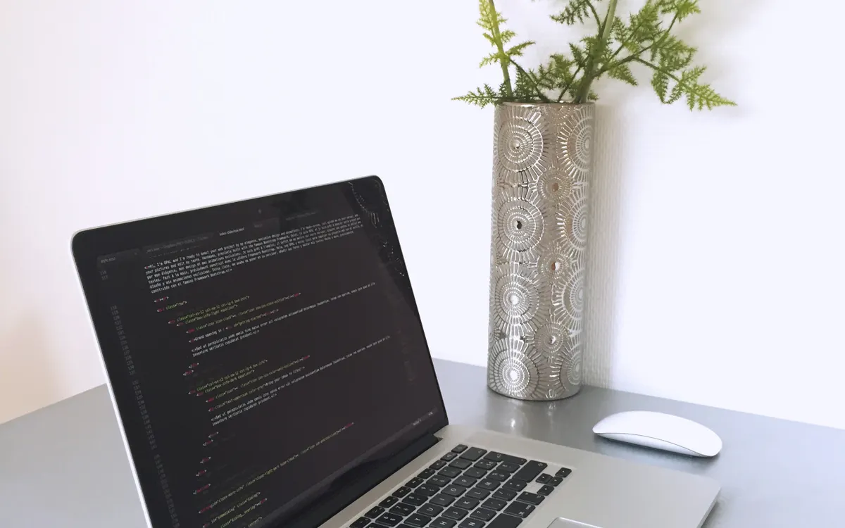 Ordenador portátil en un espacio de trabajo minimalista
