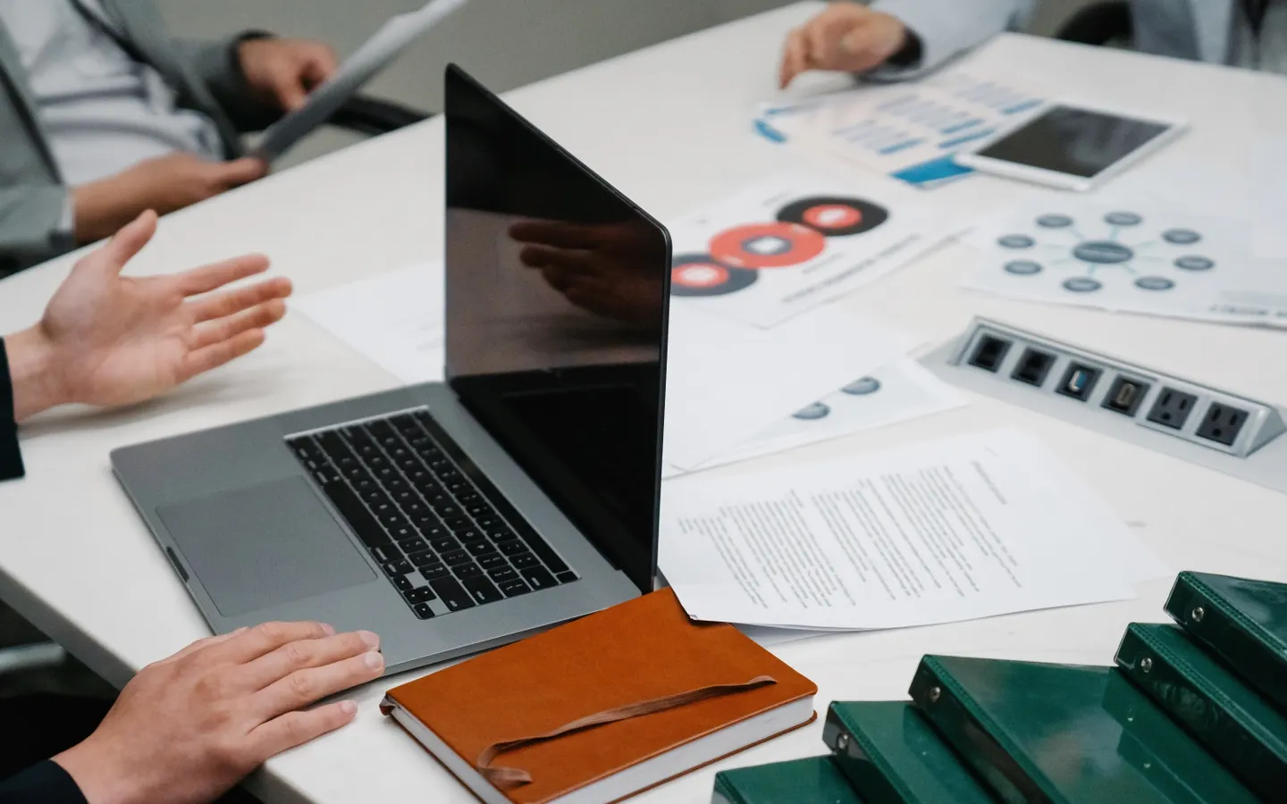 Reunión para comparar el alcance y los documentos de un proyecto web