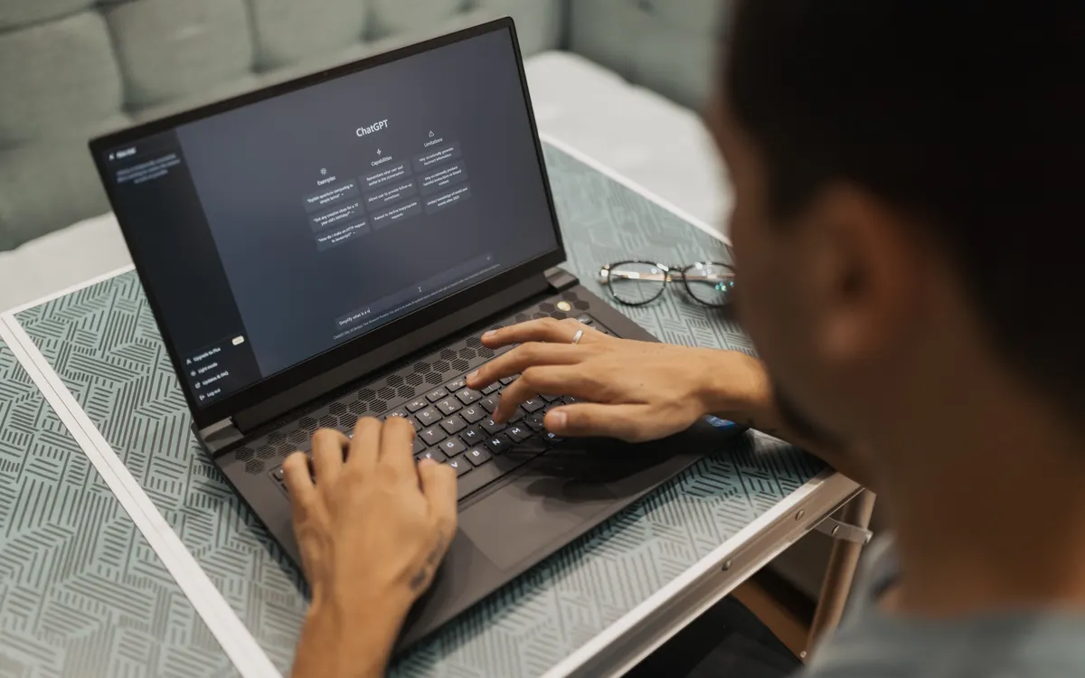 Persona utilizando una herramienta de inteligencia artificial en un portátil