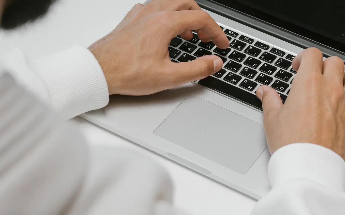 Persona desarrollando software en un ordenador portátil