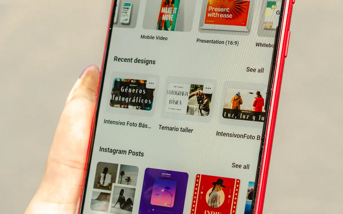 Persona navegando por una aplicación de diseño desde un smartphone