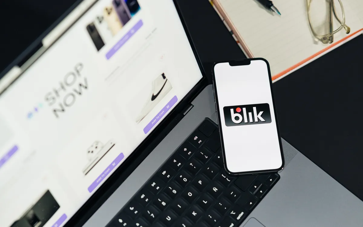 Ordenador y smartphone mostrando una tienda online
