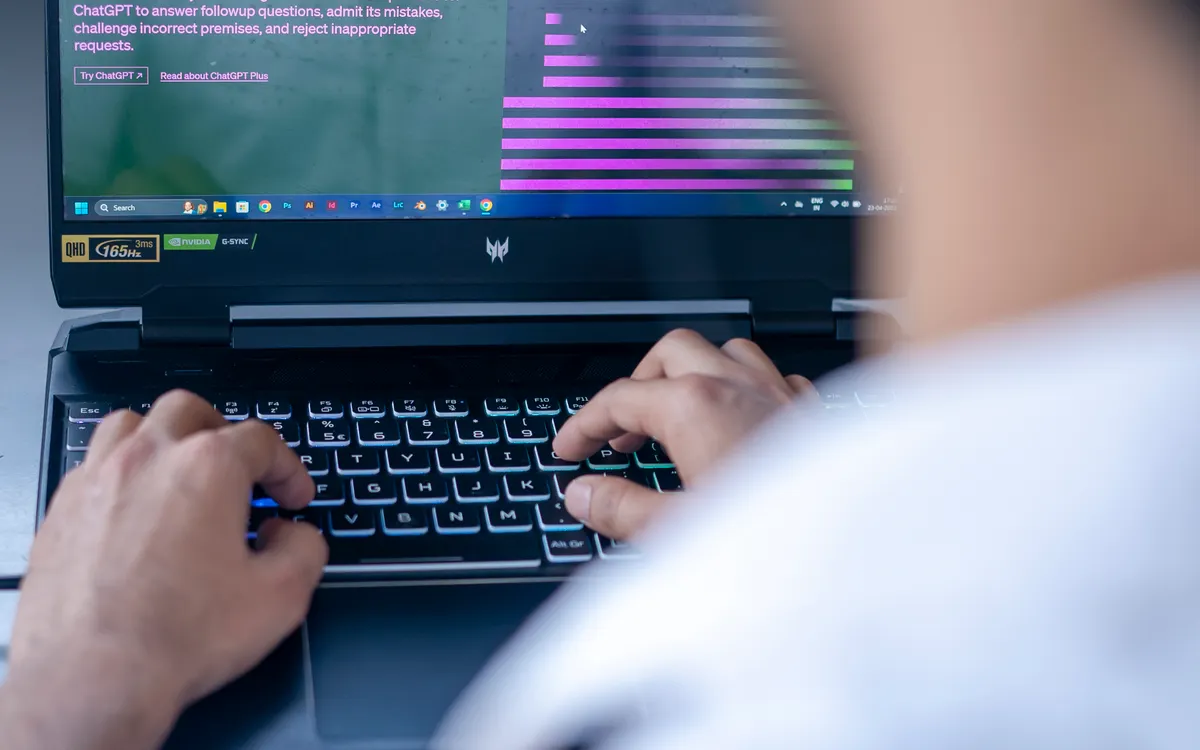 Persona trabajando con herramientas digitales en un ordenador portátil