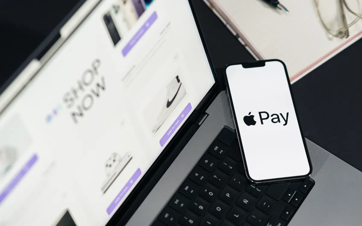 Ordenador y smartphone mostrando una interfaz de compra digital