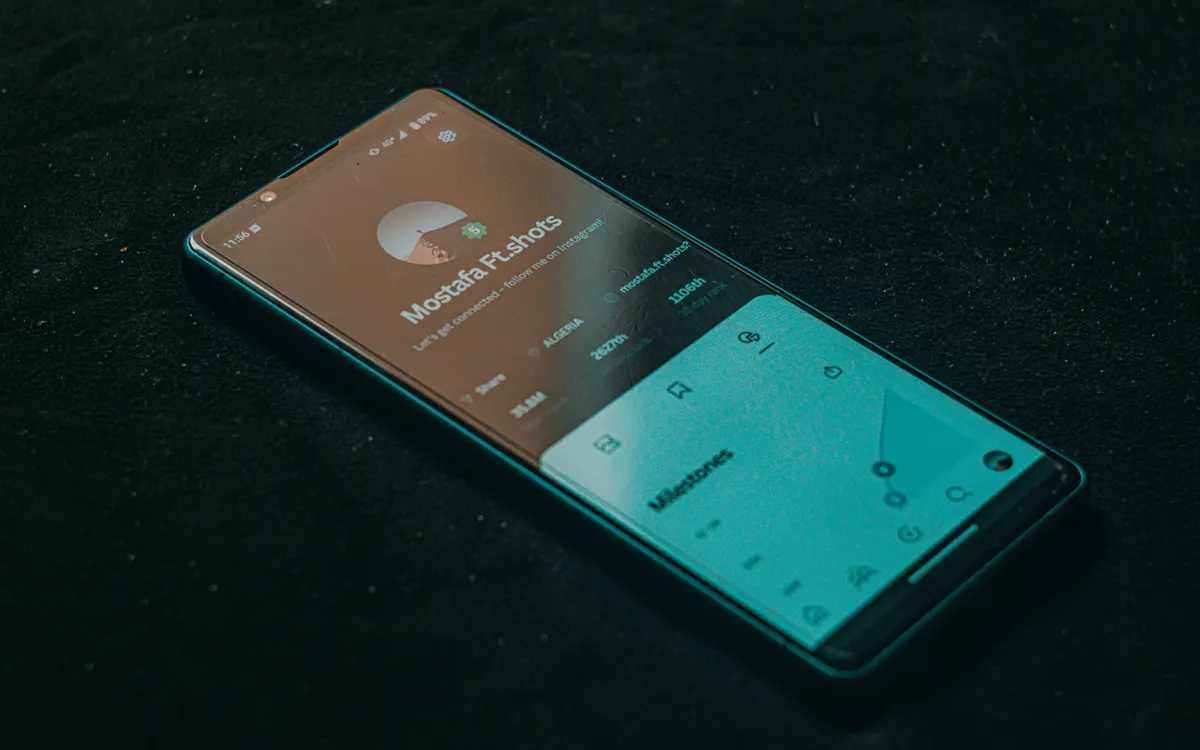 Smartphone con una interfaz de aplicación sobre una superficie oscura