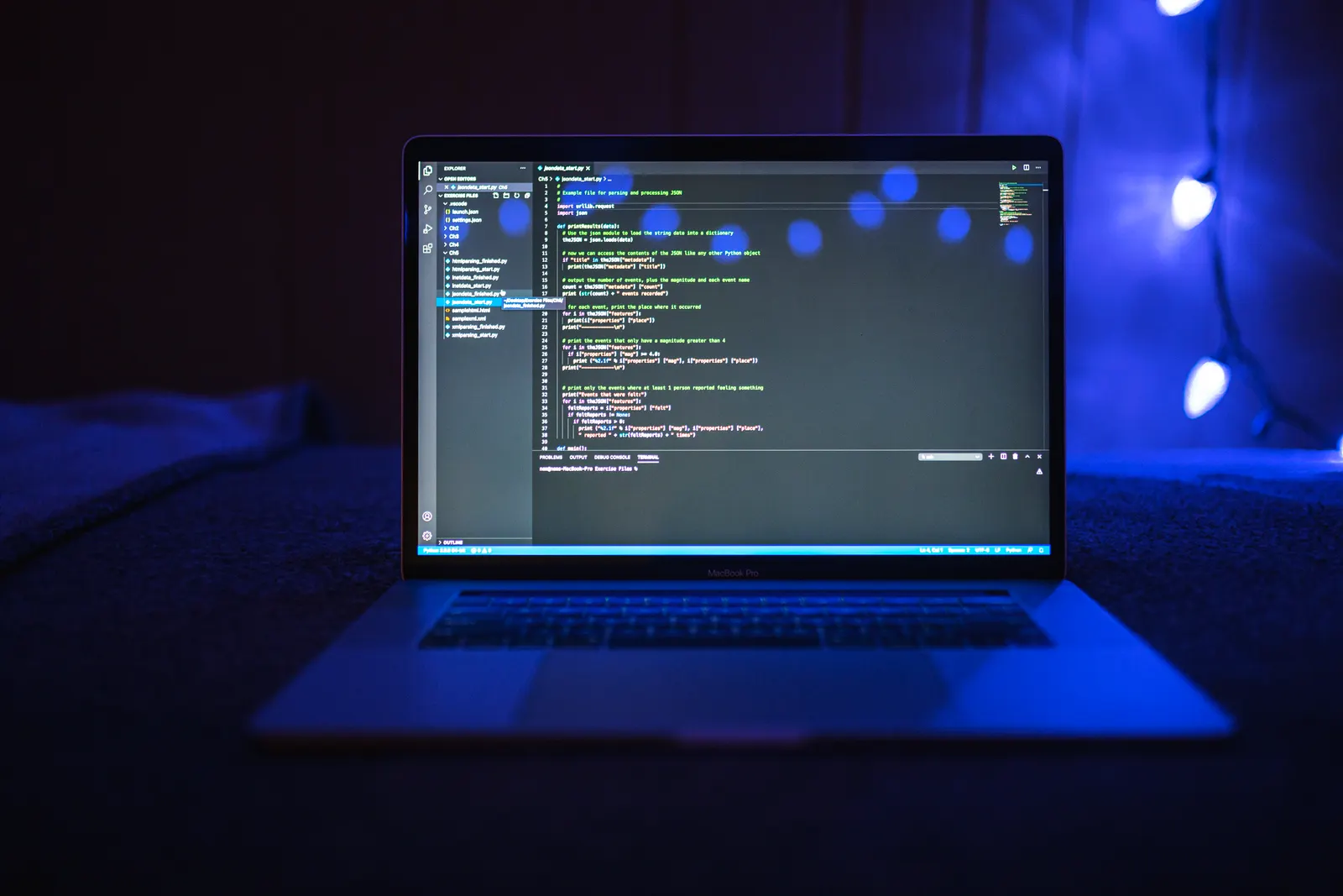 Portátil con un editor de código en pantalla e iluminación azul