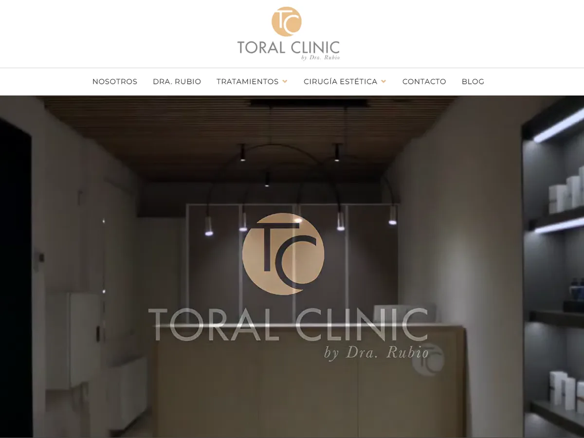 Web de Toral Clinic mostrando el interior de la clínica