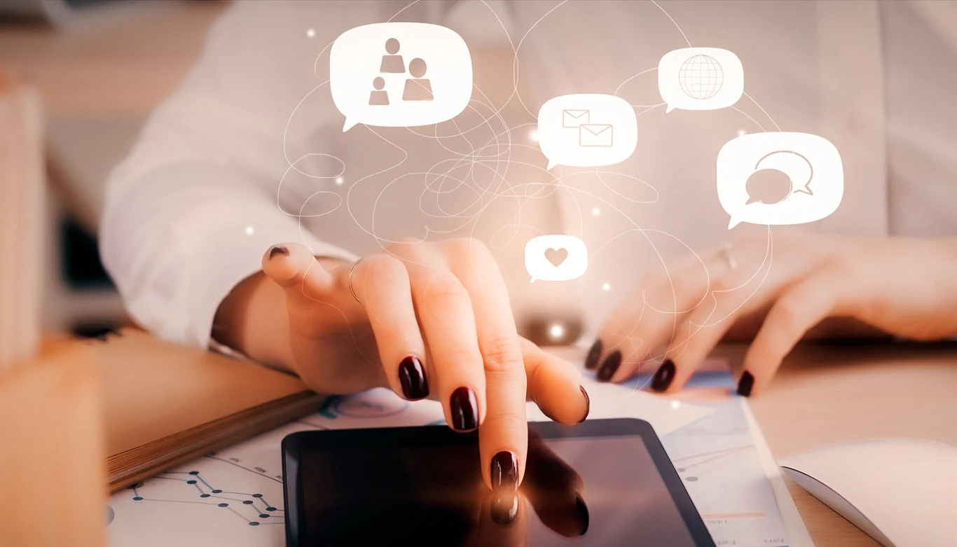 Una mujer interactuando con una tableta digital, con íconos de redes sociales flotando por encima, representando microinteracciones como compartir, me gusta y comentarios.
